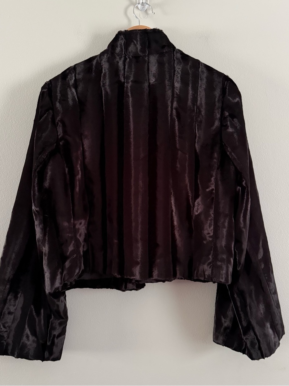 Cropped Black Faux-Fur Teddy Jacket with Decorative Clasp - Women - Picture 5 of 7